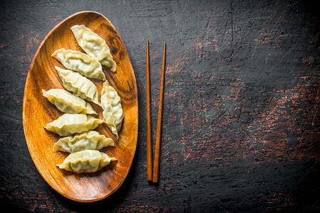 盘子里有美味的煎饺图片