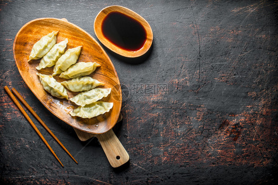 盘子里有美味的煎饺图片