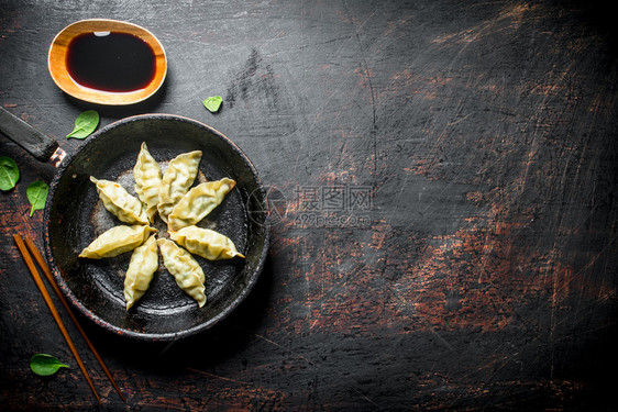 煎锅里有美味的煎饺图片