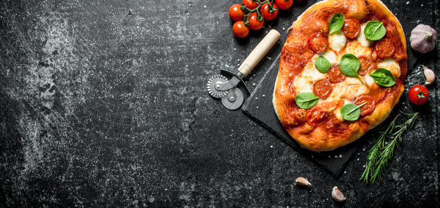 土生长的披萨大蒜木西红柿和迷迭香图片