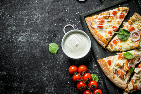 披萨片西红柿和芝士酱在碗里黑暗的生锈背景西红柿和芝士酱在碗里图片