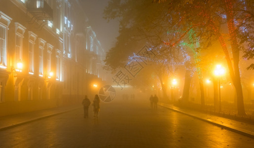 人们在夜雾中走市心图片