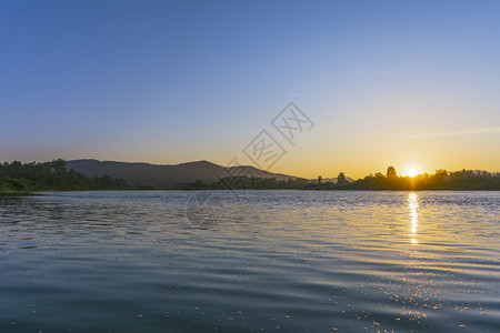 夏天的河流风景蓝天和日出图片