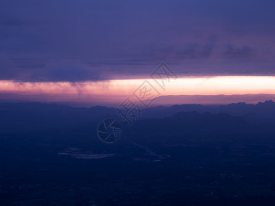 美丽的日出天空石灰岩山地风景在法诺克悬崖phukradeng公园和平的早晨图片