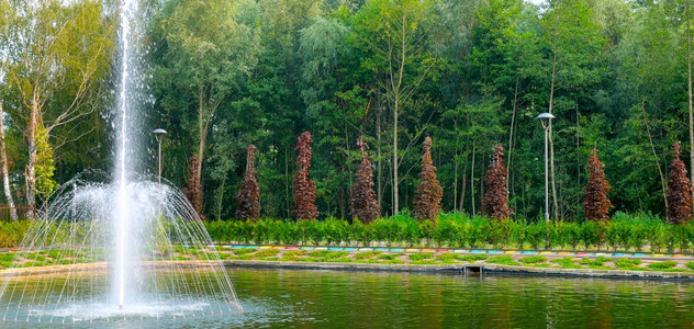 城市娱乐公园的一个小湖上喷泉宽幅照片图片