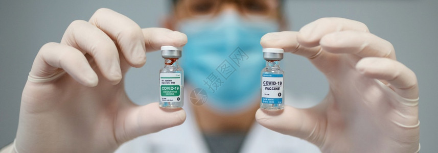 女医生显示两种可选择的冠状疫苗图片