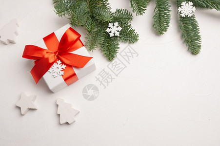 圣诞节组成包括绿色圆形树枝和白礼品盒木背景的星和雪花复制空间圣诞节组成绿色圆形树枝和白礼品盒木背景的星和雪花复制空间图片