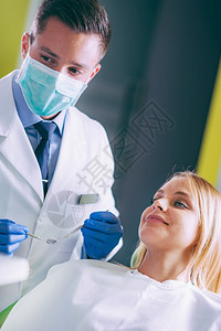 接受牙科检查的年轻妇女图片