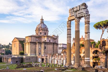 罗马意大利锡尔卡星20年日光照亮蓝色天空在罗马古代建筑上图片