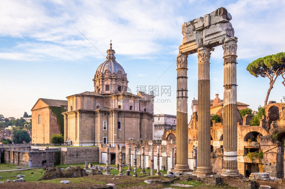 罗马意大利锡尔卡星20年日光照亮蓝色天空在罗马古代建筑上图片
