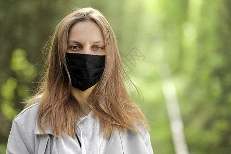 年轻女戴保护面罩图片