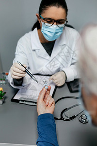 女医生向病人解释冠状毒疫苗的好处和风险图片