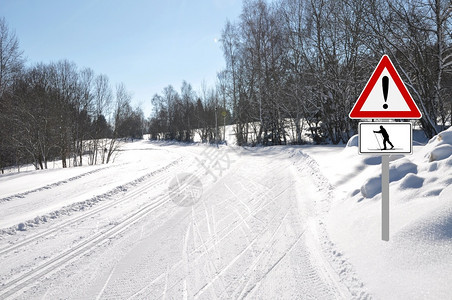 在巴伐利亚森林的中进行跨滑雪图片