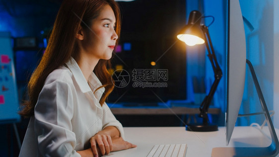女商人用计算机与同事视频谈论病毒隔离图片