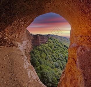 草原的全景观望里昂省的古金矿西班牙图片