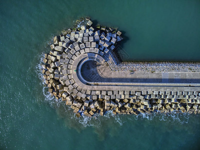 保护海岸免受波浪影响保护海岸免受西班牙苏安科港斯图里亚岛的冰山湾图片