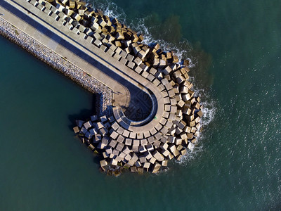 保护海岸免受波浪影响保护海岸免受西班牙苏安科港斯图里亚岛的冰山湾图片