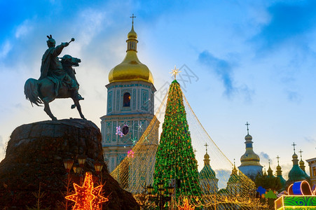 苏菲亚广场有博赫丹梅尼茨基纪念碑圣诞节和新年树图片