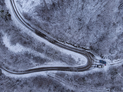 西班牙阿斯图里亚山脉的雪景图片