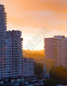 日落时雨中kyiv典型居住区的天线ukraine图片