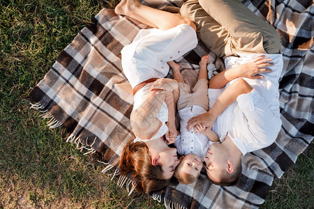 夏假的概念暑母亲和父亲和r婴儿和day家庭在自然上花费时间在一起家庭lok母亲父和小儿子躺在夏日公园的毯子上母亲和父亲和婴儿和r图片