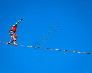 lanzoitlyciraotber20运动期间的滑坡员在这种充满活力的运动中集平衡和冒险图片