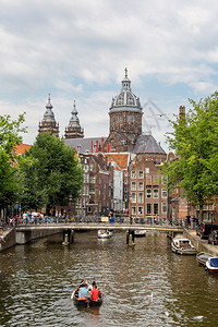 夏日内地阿姆斯特丹Amsterda的运河和圣尼科拉教堂图片