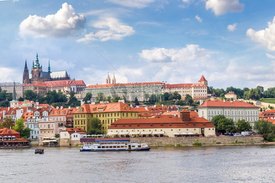 夏日在普莱格Prague和河水的全景图片