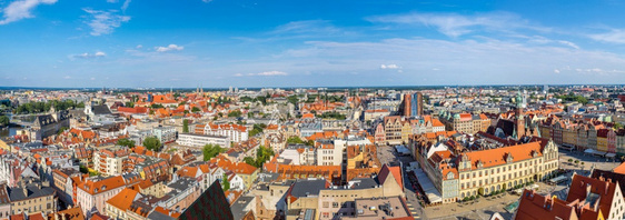 夏季日在Poland的wrocla市场广的空中观察图片