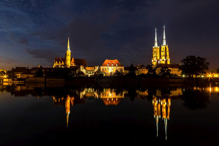 城市风景大教堂河流花草黄昏时的地图片