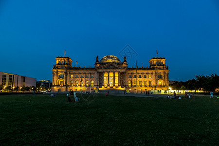 明亮的reichstag建筑在伯林德国夜间图片