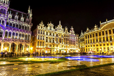 比利时布鲁塞尔夜晚的大广场图片