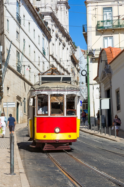 Lisbon市中心古老的电车图片