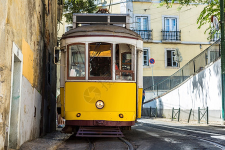 Lisbon市中心古老的电车图片