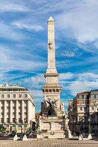 里斯本的方尖碑在一个夏日的恢复广场在里斯本葡萄牙图片