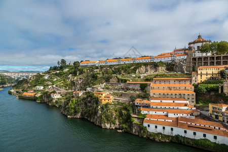 在美丽的夏日中波尔图在Portugal的空中观察图片