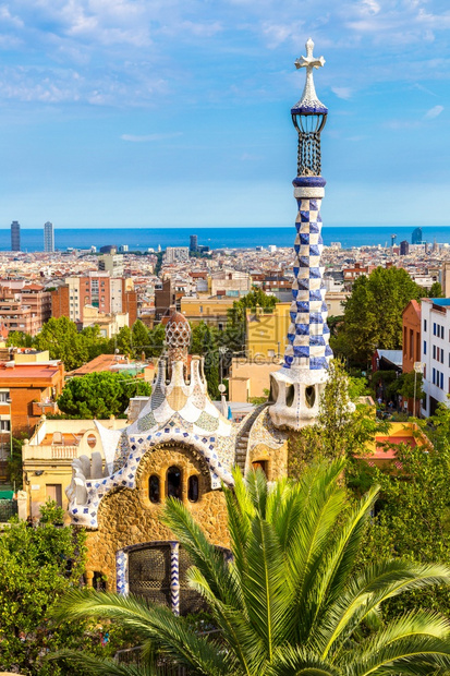 照片 自然风景 艺术的 西班牙巴塞罗纳的夏日建筑师在公园里游荡.