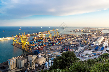 龙门花甲巴塞罗纳港是欧洲最繁忙的集装箱港口之一背景