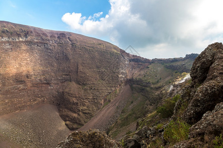 夏日的环球旁边瓦苏威火山口图片