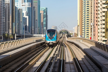 夏天的dubai地铁路联合的阿拉伯酋长国图片