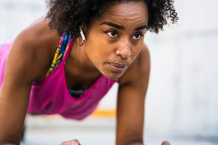 afro运动员在户外地板上做俯卧撑的女运动员肖像运动和健康的生活方式概念afro运动员在户外做俯卧撑的女运动员图片