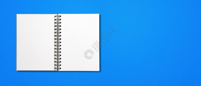 蓝色水平横幅上孤立的空白开放螺旋笔记本模型蓝色横幅上孤立的空白开放螺旋笔记本图片