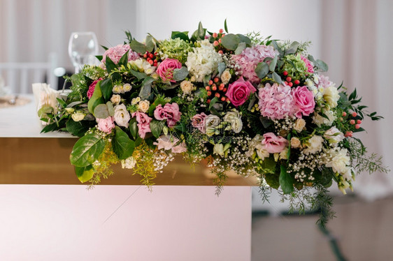 豪华假日或婚礼桌盛装着美丽的花束朵配有新鲜玫瑰豪华假日或婚礼桌盛装着美丽的花束卉配有新鲜玫瑰图片