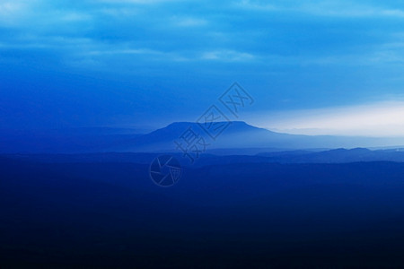 美丽迷人的日落景色天空宽阔高山风景在phukradeng公园图片