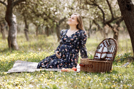 春天花园野餐的孕妇图片