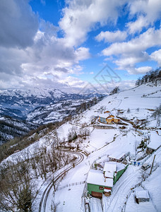 西班牙阿斯图里亚山脉的雪景图片