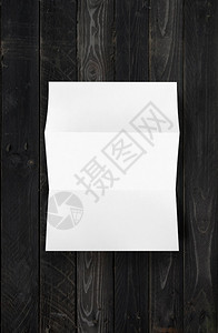 黑木背景上孤立的白折纸页模型板黑木背景上白折叠纸板模型图片