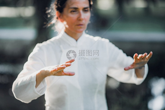 女人在公园里练习泰式鸡图片