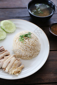 鸡肉蒸炒加米饭木本面的Khamounkai图片