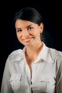 一个美丽的快乐年轻女士面容微笑工作室肖像黑色背景图片